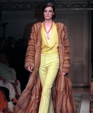 La modelo Erin O'Connor vistiendo un abrigo de piel de Versace de la colección Otoño-Invierno 2000-2001./