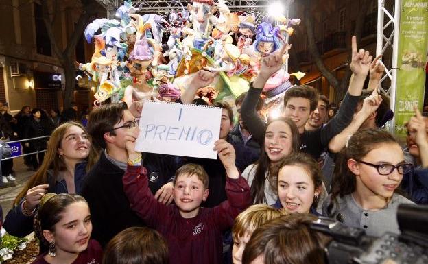 Miembros de la Falla Maestro Gozalbo - Conde Altea festejan el primer premio ante la falla de Iván Tortajada/Irene Marsilla
