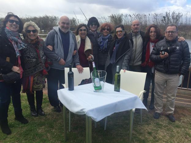 Un grupo de turistas antes de
iniciar un paseo por la Albufera./