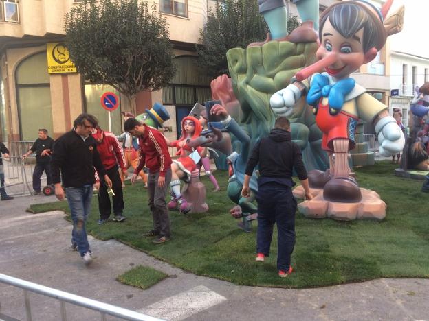 Falleros y miembros de la comisión Corea de Gandia ultiman el montaje de su monumento en la tarde de ayer. / ó. d.