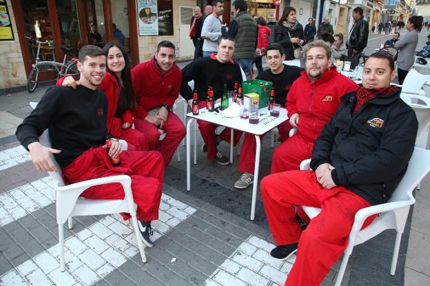 Monos rojos para los falleros de París Pedrera. / T. Calvo