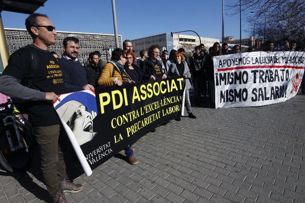 Profesores asociados de la Universitat y la Politècnica en la concentración del 29 de enero. / i. marsilla