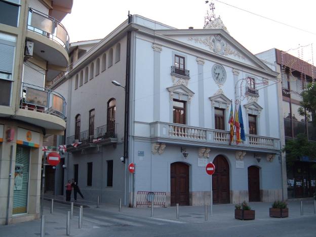 El reloj histórico del antiguo Ayuntamiento. / lp