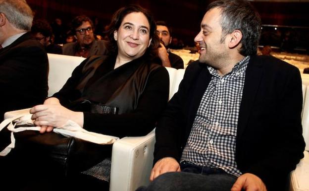 Ferreiro (d), alcalde de La Coruña, habla con Colau, alcaldesa de Barcelona. /Cabalar (Efe)