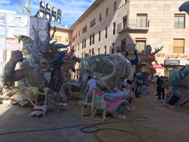 La falla El Mercat de Alzira en pleno montaje durante la jornada de ayer. / a. t.