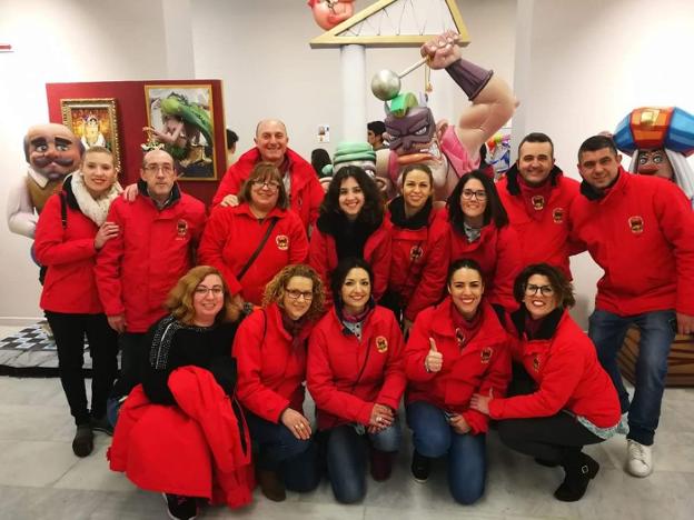 Falleros de Crist Rei, con polares y parcas rojas. / lp