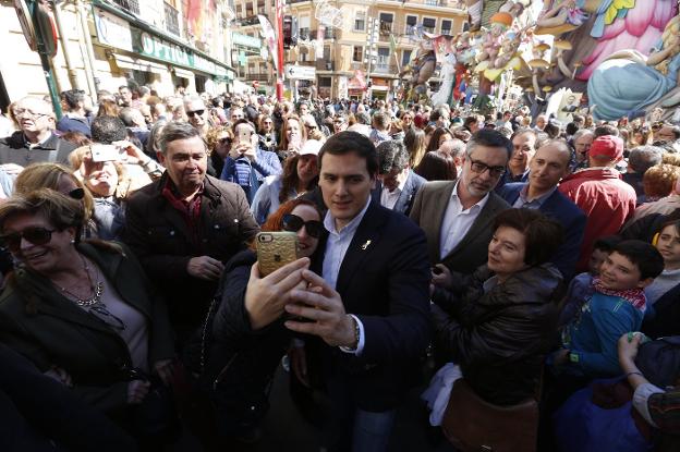 Albert Rivera, ayer, se hace un selfi con una joven en la falla de Convento Jerusalén. / jesús signes