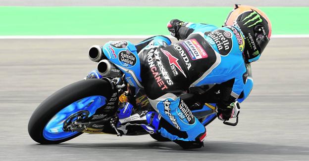 Arón Canet traza ayer una curva en el circuito de Losail. / estrella galicia
