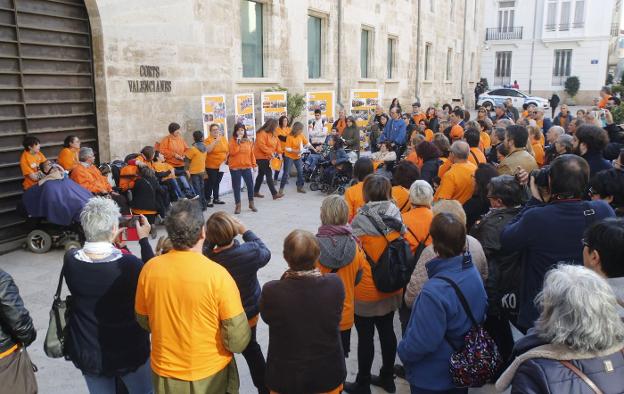 Protesta de dependientes a las puertas de Les Corts, en una imagen de archivo. / Juan J. Monzó