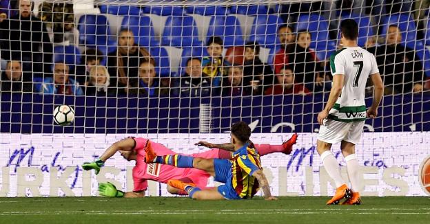 Roger Martí bate a Dmitrovic durante el partido contra el Eibar. / EFE/Kai Försterling