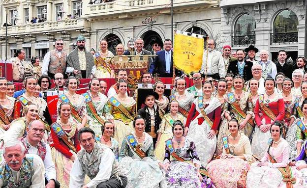 Representación de falleros de Convento Jerusalén recogiendo el primer premio de la sección Especial junto al artista Pere Baenas./Manuel Molines