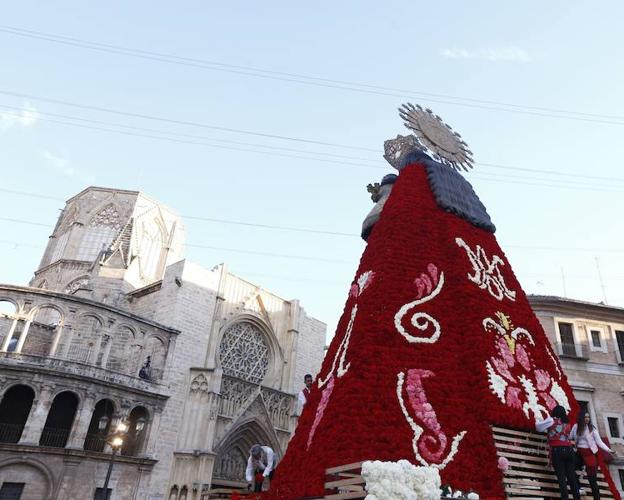 Segundo día de la Ofrenda de flores a la Virgen de los Desamparados./Manuel Molines