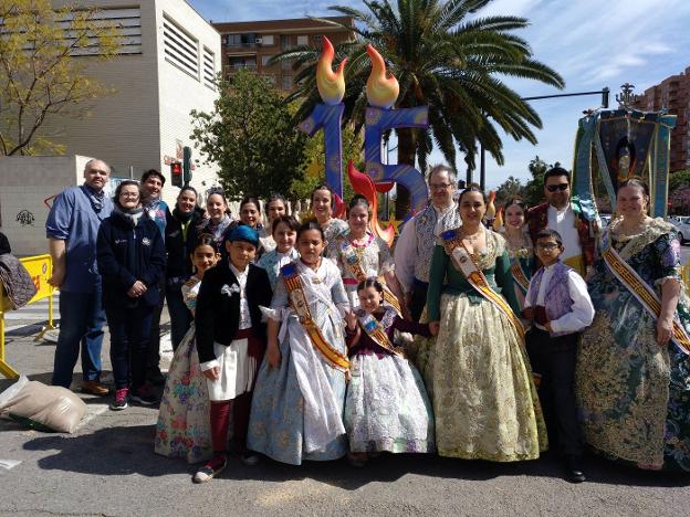 Falleros de Blasco Ibáñez-Mestre Ripoll, tras un pasacalle. / lp
