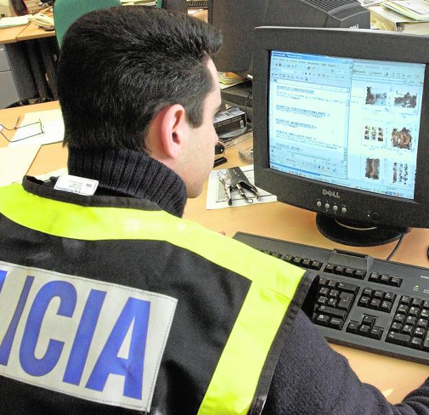 Un policía observa las imágenes intervenidas en una operación contra la pornografía infantil. / efe
