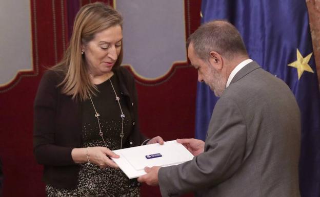 Fernández Marugán entrega ayer el Informe Anual 2017 a la presidenta del Congreso, Ana Pastor./Zipi (Efe)