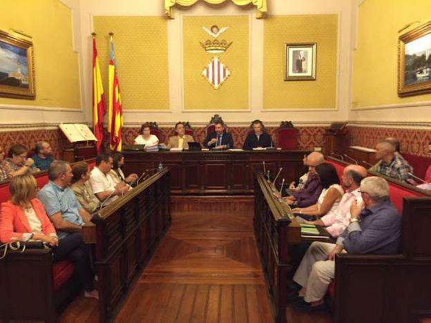 Un pleno celebrado durante esta legislatura en Cullera. / lp