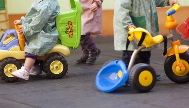 Niños jugando en el patio de una escuela infantil, en una imagen de archivo. / s. tercero
