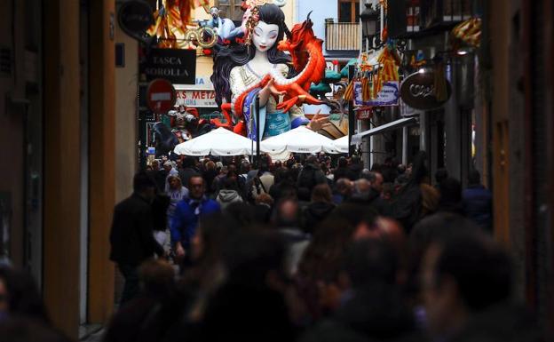 Vista general del casco antiguo durante las Fallas 2018./EFE