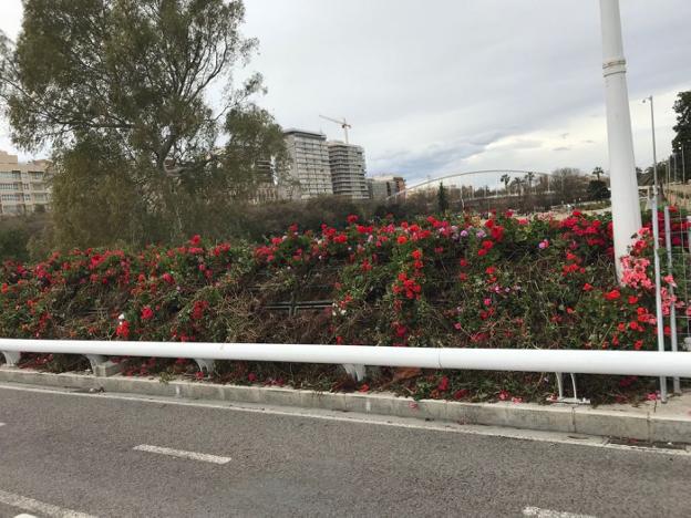 Daños producidos en uno de los laterales del puente, ayer. / lp