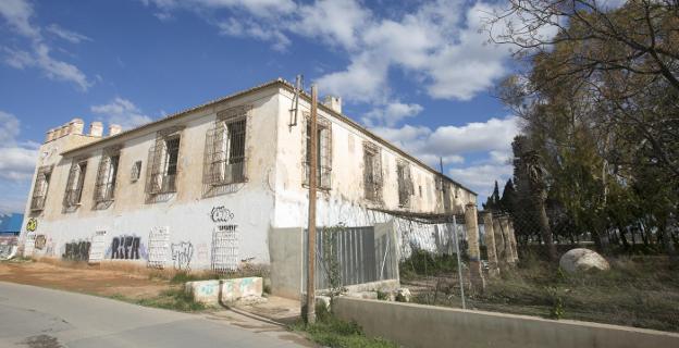 Alquería de la Torre, en Benicalap, una de las pendientes de intervenir. / Damián Torres