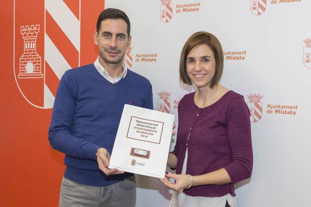 El alcalde, Bielsa, con la concejala, María Luisa Martínez. / lp