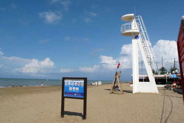 Imagen de archivo de la posta de vigilancia de la playa de Les Marines de Dénia, que no ofrecerá servicio en Semana Santa. / Tino Calvo