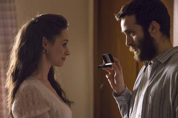 Karina, a la que encarna en la serie la actriz Elena Rivera, en una secuencia de 'Cuéntame', con el personaje de Carlos Alcántara. / TVE