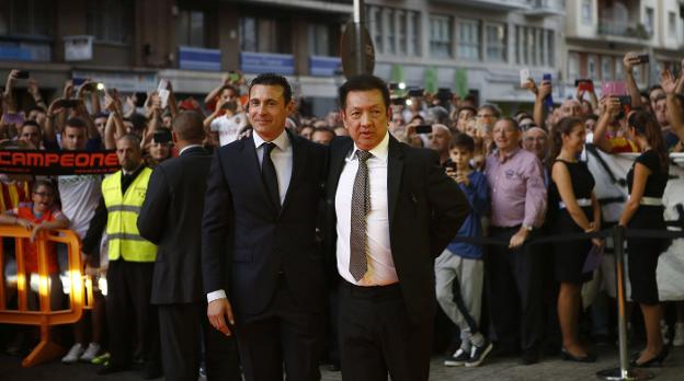 Amadeo Salvo junto a Peter Lim el día que el asiático llegó a Mestalla. / manuel molines