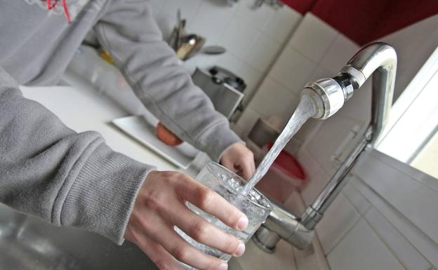 La OCU quiere que sea obligatorio ofrecer agua del grifo gratis en los bares