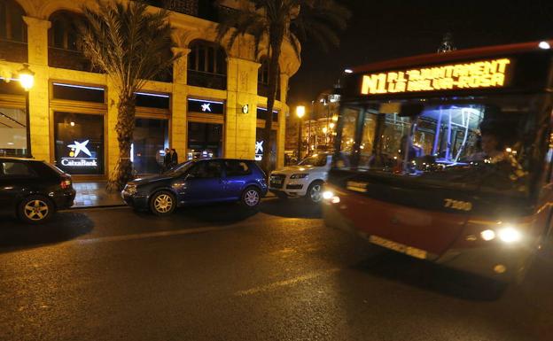 Un autobús de la EMT, junto a la plaza del Ayuntamiento. /Jesús Signes
