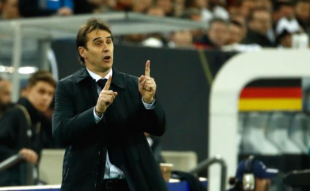 Julen Lopetegui da instrucciones durante el partido ante Alemania. /AFP