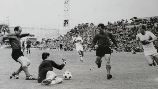 Jara (centro) y Guillot observan al portero del Elche en la semifinal de la Copa del Rey del 67 en Altabix. / bernardo navarro