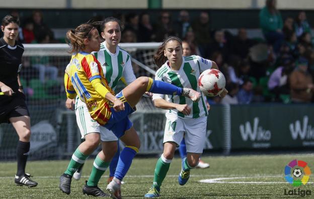 Szymanowski intenta controlar el balón. / lfp