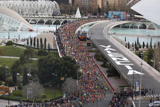 El grueso de los corredores, en el Puente de Monteolivete. / jesús signes