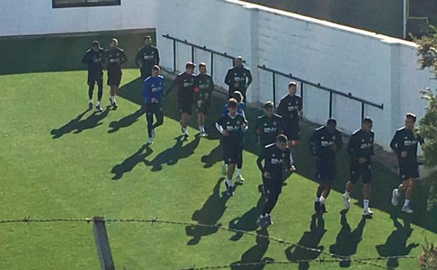 Los jugadores del Valencia CF hacen carrera continua en su vuelta a los entrenamientos./LP
