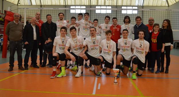 Los campeones autonómicos juveniles posan con sus medallas junto a las autoridades locales. / lp