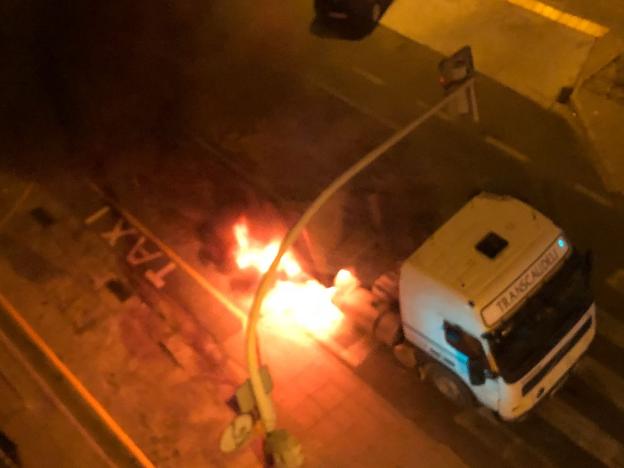 El camión ardiendo en la avenida Germanías de Tavernes. / s. bellver