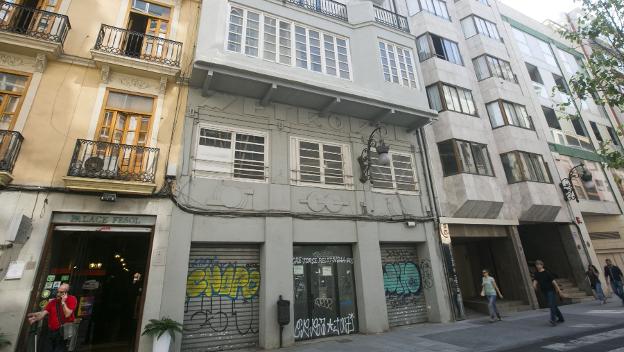 Fachada del antiguo cine Metropol, en la calle Hernán Cortés. / damián torres