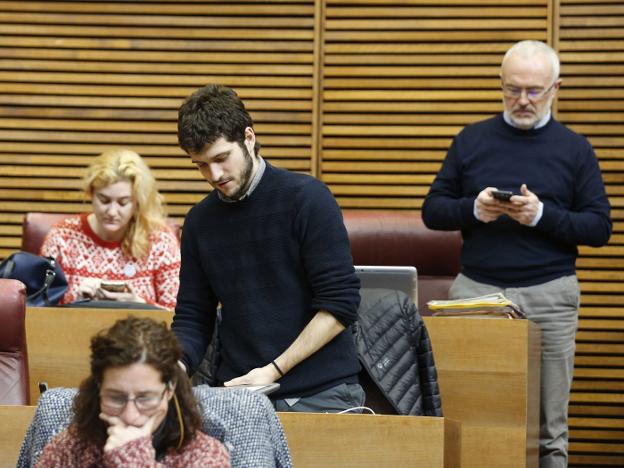 A la izquierda, Cristina Cabedo, en el centro, Antonio Estañ y, a la derecha, Antonio Montiel, en Les Corts. / JESÚS SIGNES