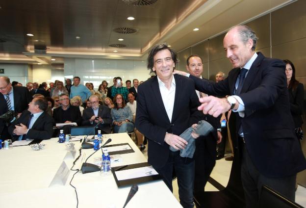 El periodista Arcadi Espada junto a Francisco Camps, expresidente de la Generalitat, en la presentación de ayer. / Consuelo Chambó