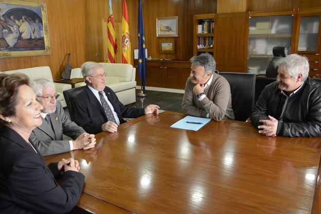 Los representantes de la Corporación, ayer, con el traumatólogo. / LP
