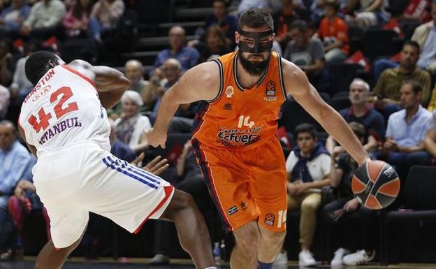 Dubljevic esquiva a un jugador del Anadolu./EFE