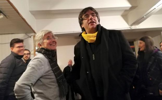 La exconsejera Clara Ponsatí junto a Carles Puigdemont en un acto en Bruselas./Javier Albisu (Efe)