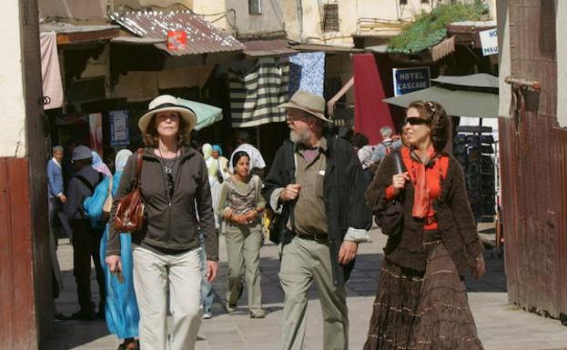 Turistas en la ciudad marroquí de Fez. /EFE/Khaled Elfiqi