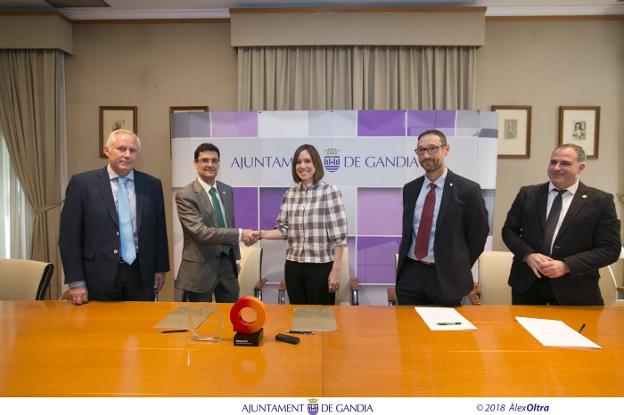 Diana Morant y Francisco Mora se dan la mano con la presencia de Vicent Altur, Jesús Alba y José Millet. / àlex oltra