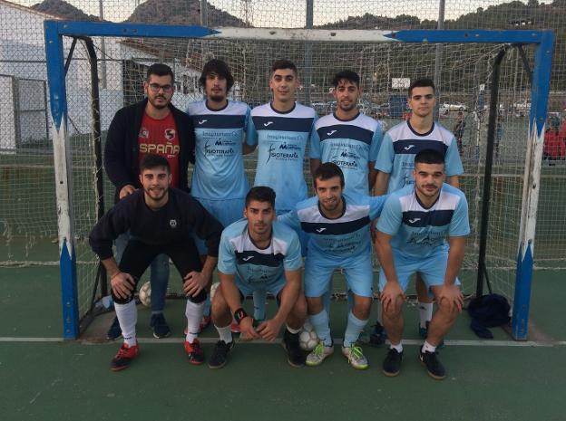 Los jugadores del conjunto pedreguero de Fisio Esteve, momentos antes del partido. / J. Zamora