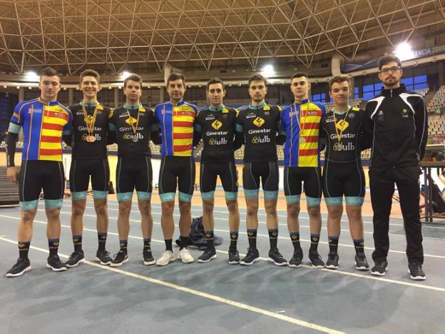 Todos los corredores del Ginestar ULB Sports, en el velódromo Luis Puig de Valencia donde se disputó el campeonato autonómico. / lp