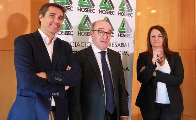 Antonio Mayor, presidente de Hosbec, entre Alberto Galloso y Nuria Montes. / Consuelo Chambó