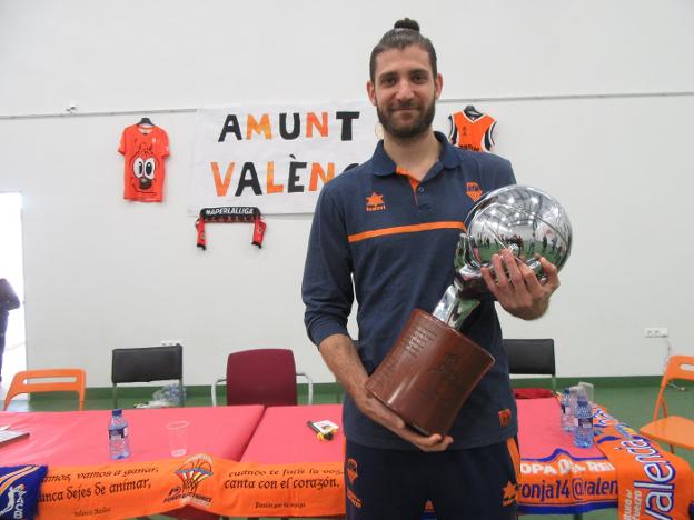 Diot posa en el Colegio Sant Francesc de Borja de Llombai con el trofeo de la ACB. / j. bermejo