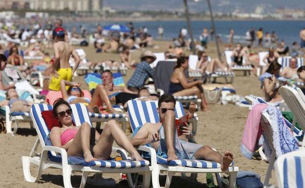 Playa de la Malvarrosa llena de gente durante el día de hoy./Jesús Signes